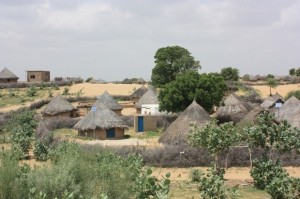 כפר בפקיסטן שחובר לחשמל בעזרת פאנלים סולאריים