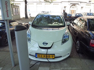 עמדת טעינה לרכב חשמלי באמסטרדם - צילום: חגי אנסון
