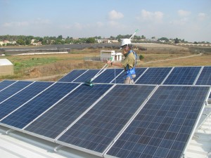ניקוי מערכת סולארית בהספק 50 קילווואט על גג בית אריזה במושב עזריאל בשרון
