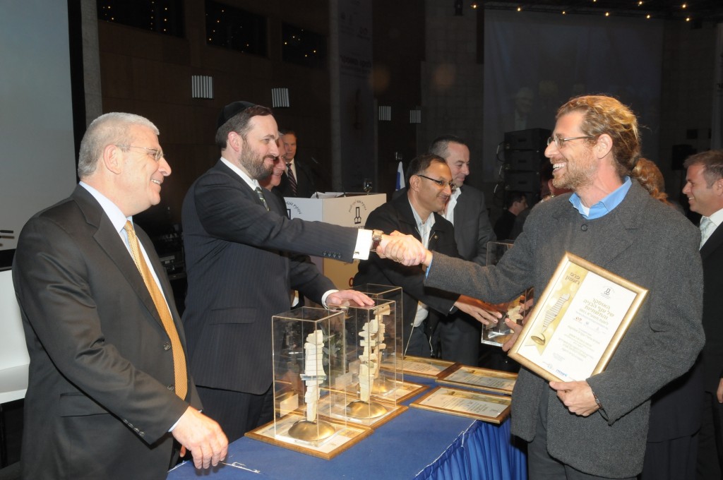 רונן עזורי מקבל את הפרס מידי השר אטיאס