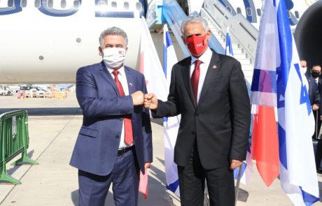 שר הכלכלה והתעשייה, עמיר פרץ, קיבל בשדה התעופה את מקבילו שר התמ"ת של בחריין, זייד בן רשיד אלזייני