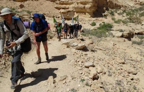 מוחים ברגליים: מסע בני נוער נגד פרויקט הרכבת לאילת