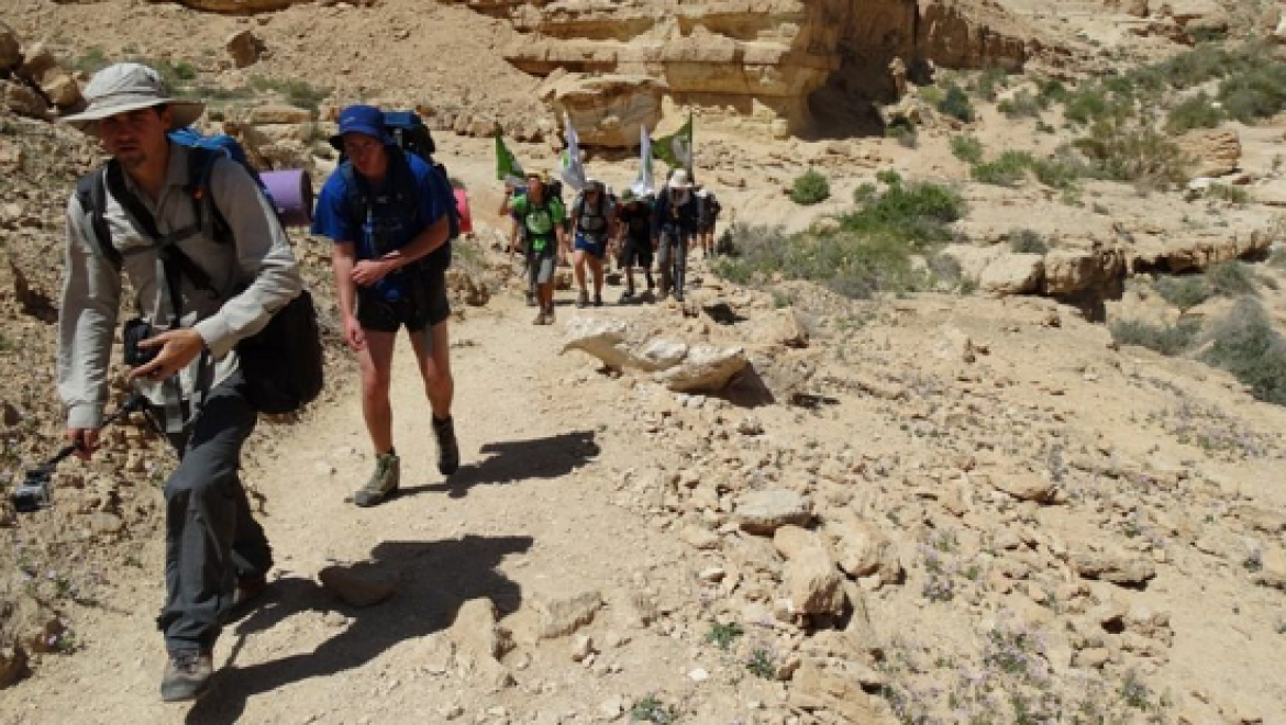 מוחים ברגליים: מסע בני נוער נגד פרויקט הרכבת לאילת