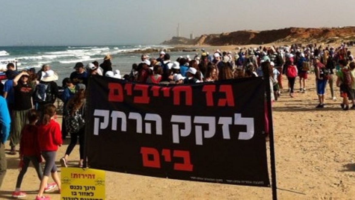 אלפים מתושבי עמק חפר צעדו במחאה על כוונת הממשלה להקים מתקני זיקוק גז ביבשה