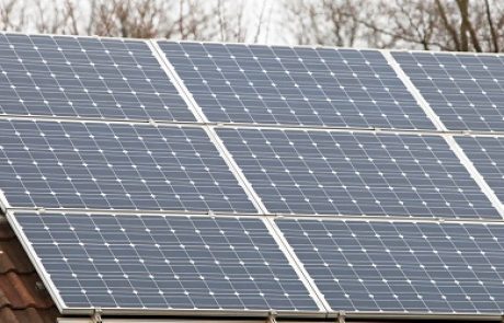 שר הפנים חתם על תקנות המאפשרות הקמת מתקנים סולאריים על גגות במסלול רישוי מקוצר