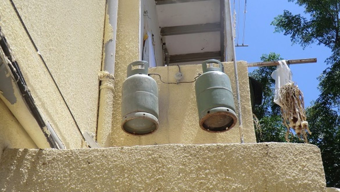 נמנע אסון בבניין דירות: נחשפו מכלי גז תלויים באוויר בדירה בחיפה
