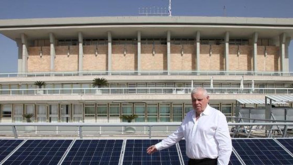 רגע היסטורי: החלה הרכבת המערכת הסולארית על גג הכנסת
