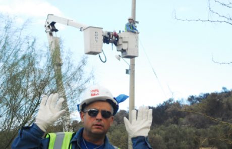 חברת החשמל משקמת את התשתיות שניזוקו בשריפה בכרמל