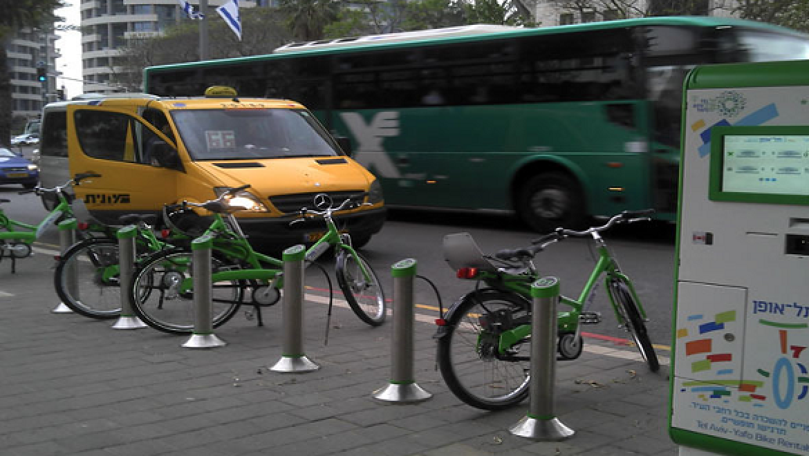 יוזמה של עיריית ת"א: עובדים ימשיכו לקבל תוספת עבור הוצאות רכב גם אם יגיעו לעבודה בתחבורה ציבורית או באופניים