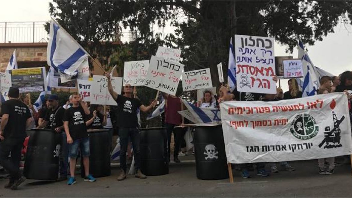 נמשכת מחאת תושבי מישור החוף והכרמל נגד הצבת האסדה להפקת הגז הטבעי מהמאגר "לוויתן" במרחק של 10 ק"מ מהחוף.