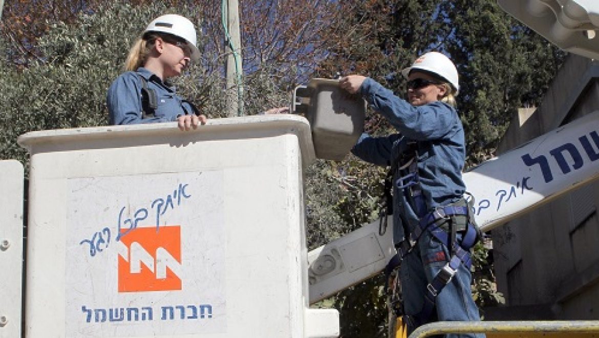 לראשונה: חברת החשמל קלטה נשים לעבודות ביצוע חיבורים לבתים