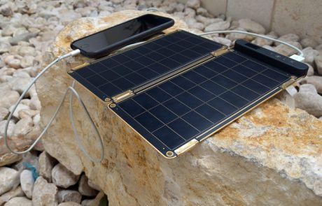 המטען הסולארי של Solar Paper לא יוכל להחליף את סוללת הגיבוי שלכם.