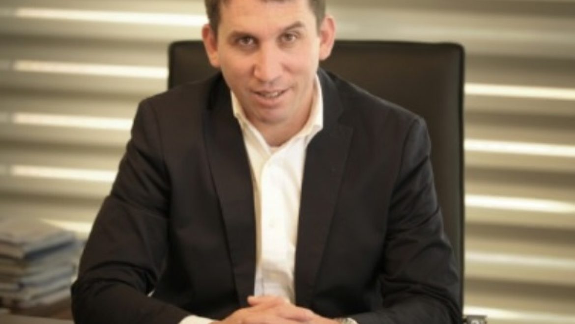 אדום עולה ברכבת הקלה בתל אביב