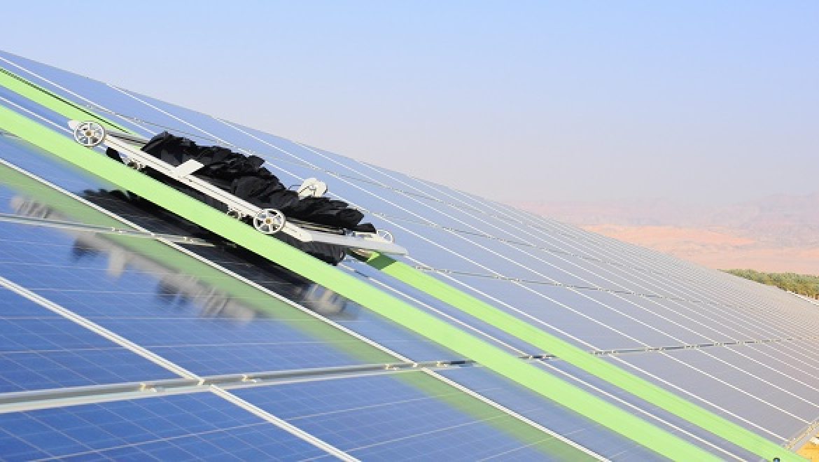 פיתוח ישראלי מהפכני: רובוט סולארי מנקה שדות PV ללא שימוש במים