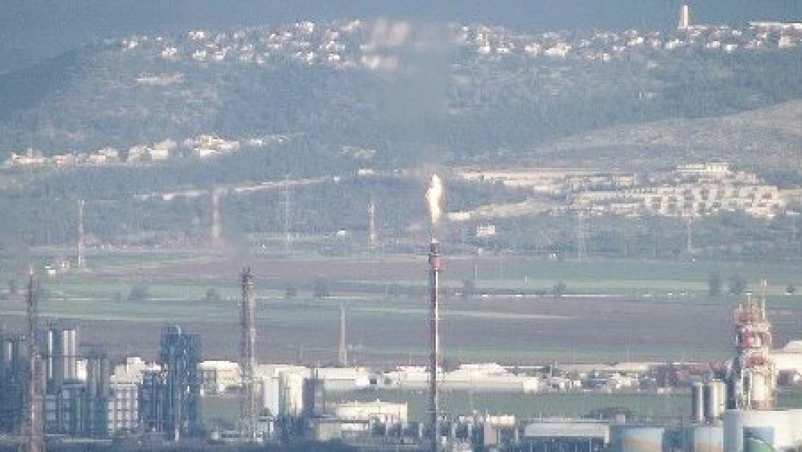 הלפיד של תחנת הכוח במפרץ חיפה בוער בעוצמה גדולה במיוחד
