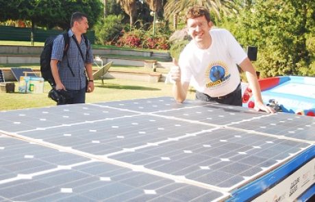 מונית השמש הגיעה לישראל: לואיס פאלמר "מקווה להוות השראה לשימוש באנרגיה סולארית"