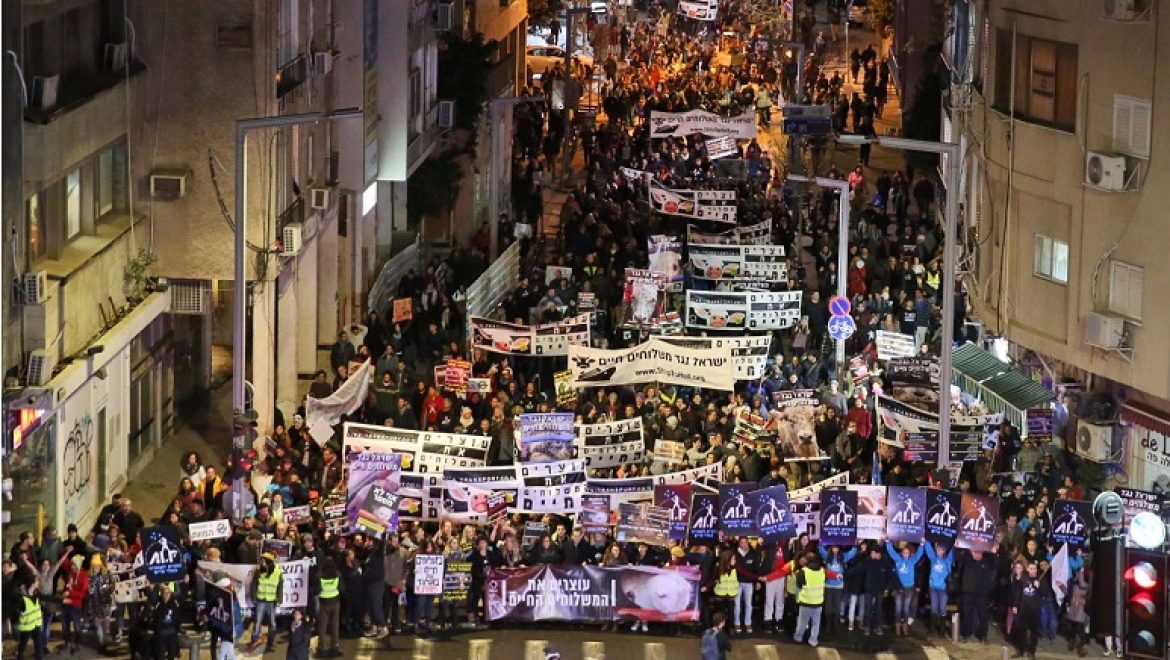 אלפים הפגינו בתל אביב "משלוחים חיים הם משלוחי מוות"