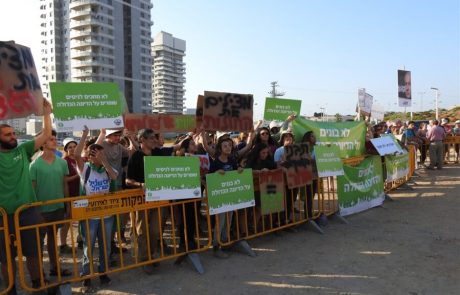 הפגנה באשדוד של פעילים סביבתיים: "לא בונים על הדיונה הגדולה"