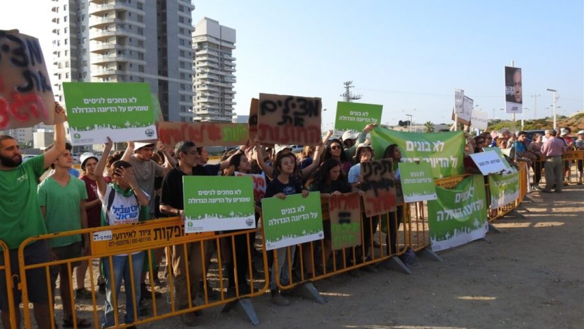הפגנה באשדוד של פעילים סביבתיים: "לא בונים על הדיונה הגדולה"