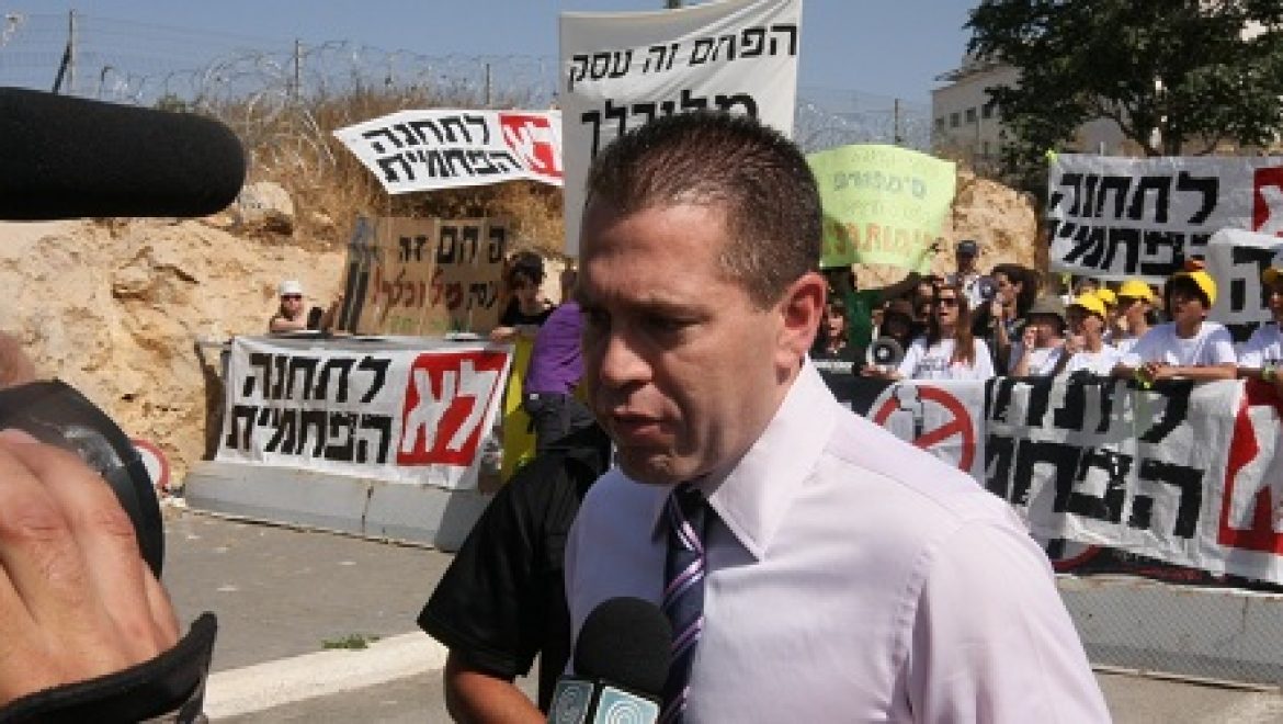 מטה המאבק נגד הפחמית באשקלון הפגין מול ישיבת הממשלה בזמן דיון בהקמת התחנה