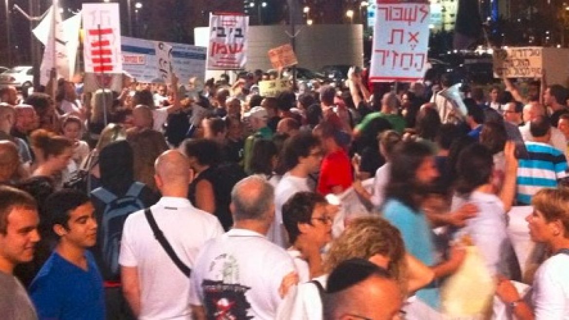 מאות מפגינים הערב בנתניה "תשובה חזיר, את הגז תחזיר"