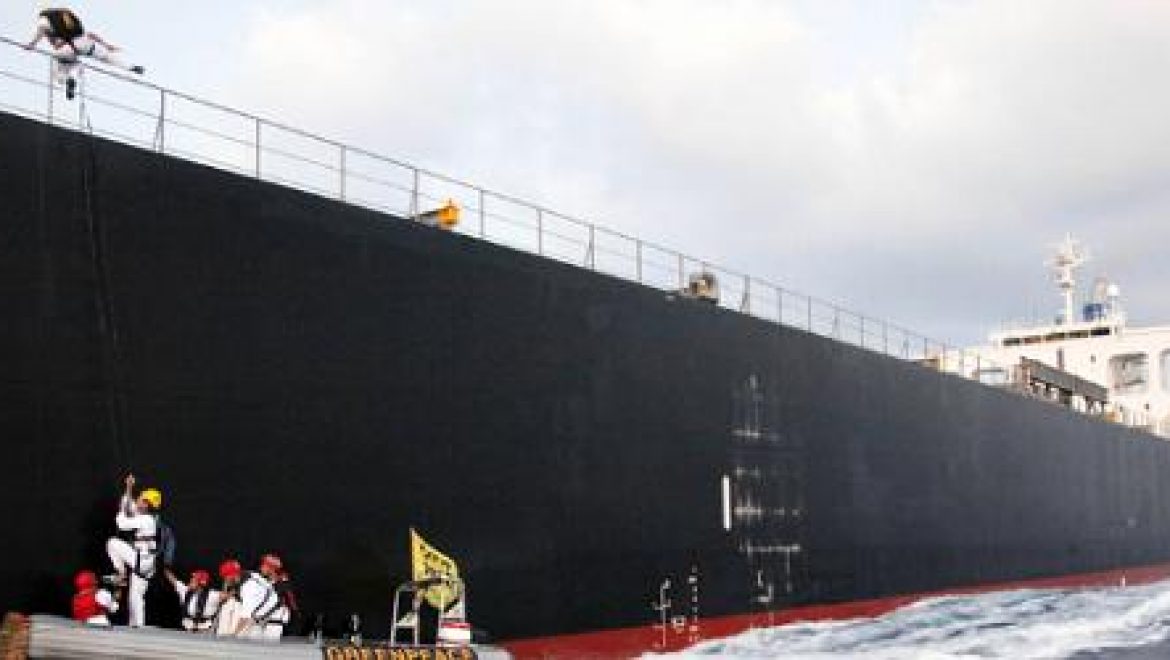 פעילי גרינפיס טיפסו על ספינת פחם בלב ים במחאה נגד תחנת הכוח הפחמית באשקלון ונעצרו