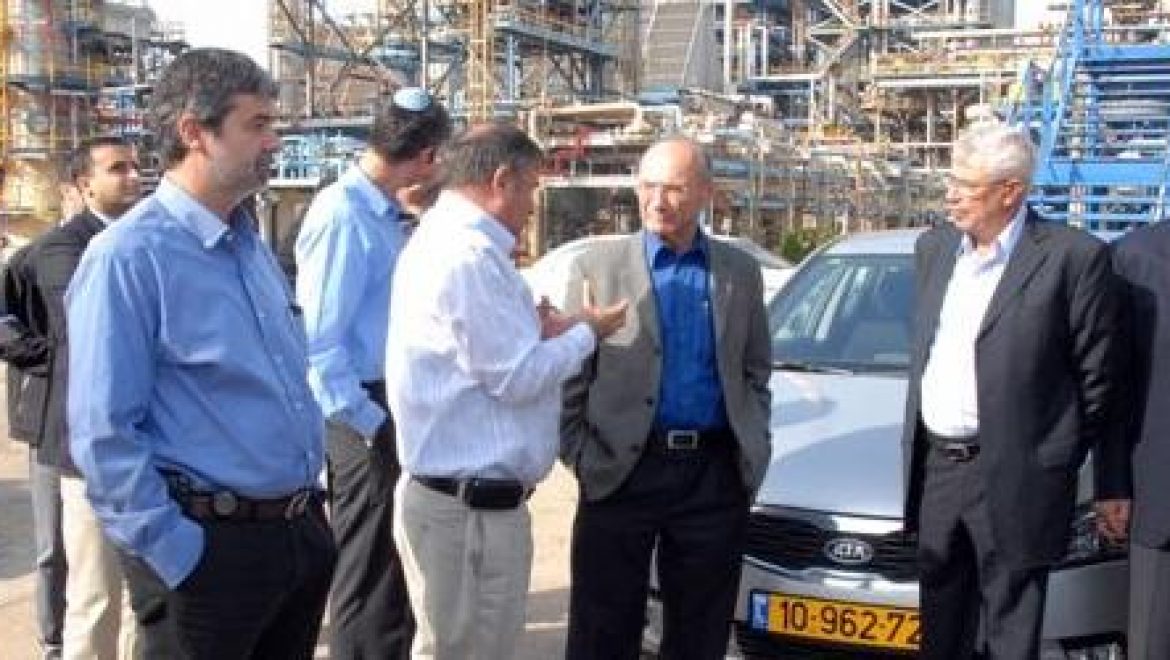 עוזי לנדאו במהלך ביקורו בבזן "הגז הטבעי חייב להגיע לצפון מהר"