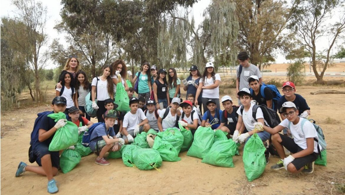 מיליוני בני אדם מנקים את העולם ביחד