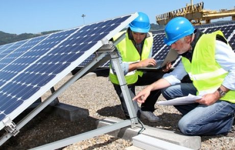 שר התשתיות חתם על 35 רישיונות להקמת מתקנים סולאריים בינוניים