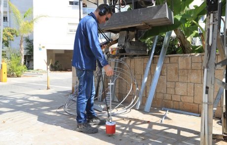 איתור תקלות בכבלי החשמל הטמונים בקרקע: באמצעות ציוד "שמיעה" מיוחד
