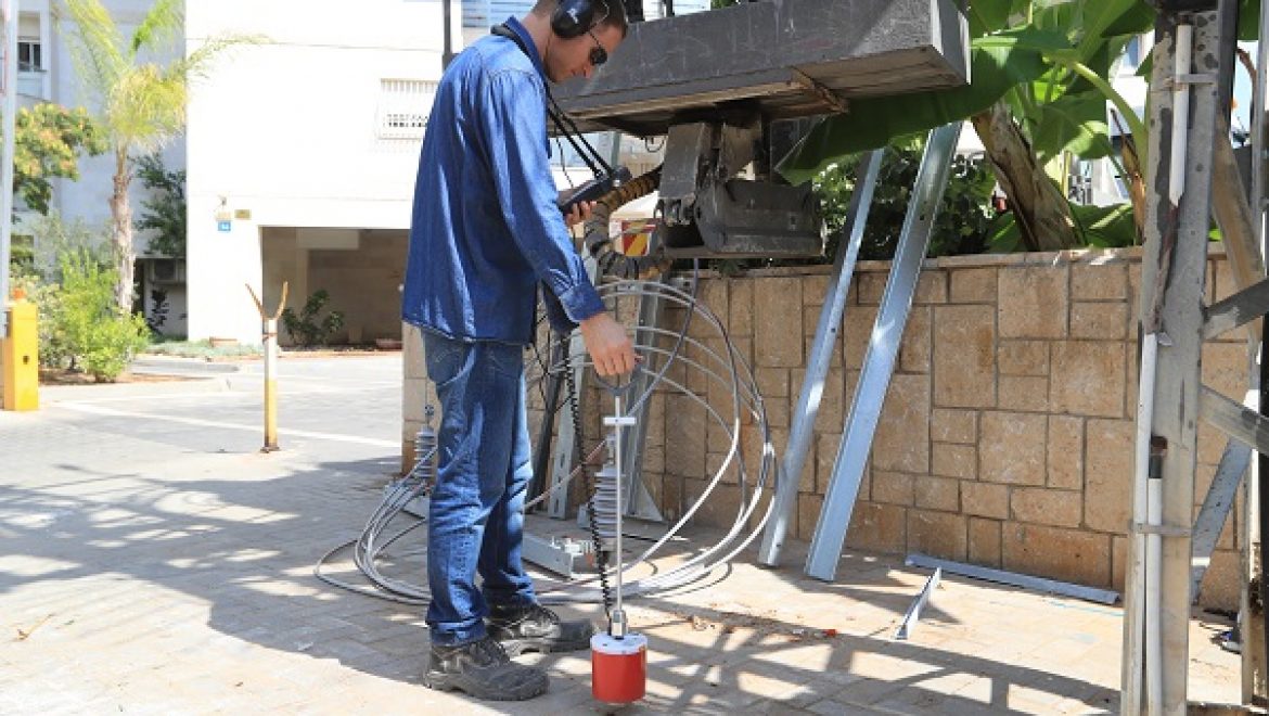 איתור תקלות בכבלי החשמל הטמונים בקרקע: באמצעות ציוד "שמיעה" מיוחד