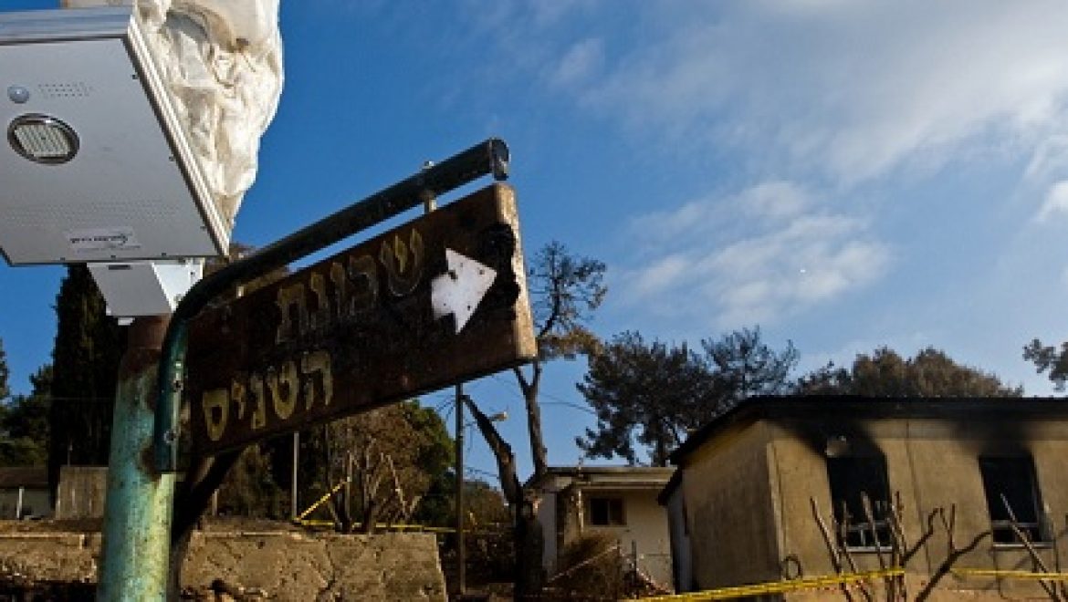 בעקבות השריפה בכרמל: קיבוץ בית אורן יואר בעזרת תאורת רחוב סולארית