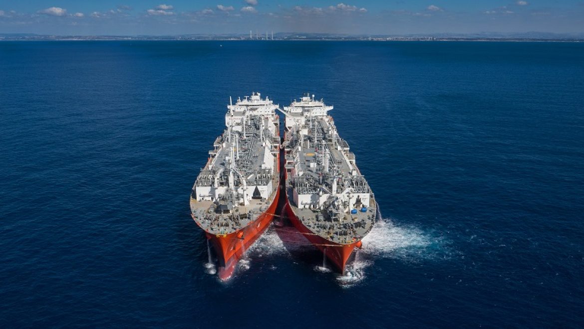 לראשונה בעולם: האנייה המגזזת של חברת החשמל הוטענה בגז טבעי נוזלי בלב ים