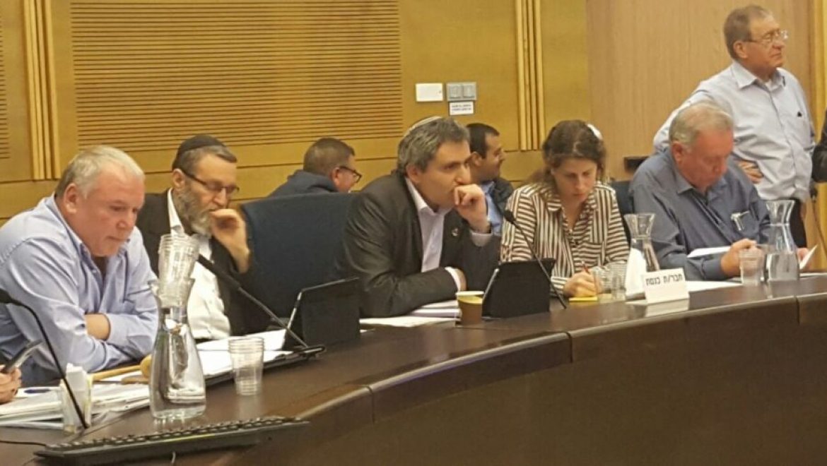 השר להגנת הסביבה "ממליץ לכל צרכני האמוניה להתארגן באופן מיידי, אין דרך חזרה ממועד סגירת המיכל"