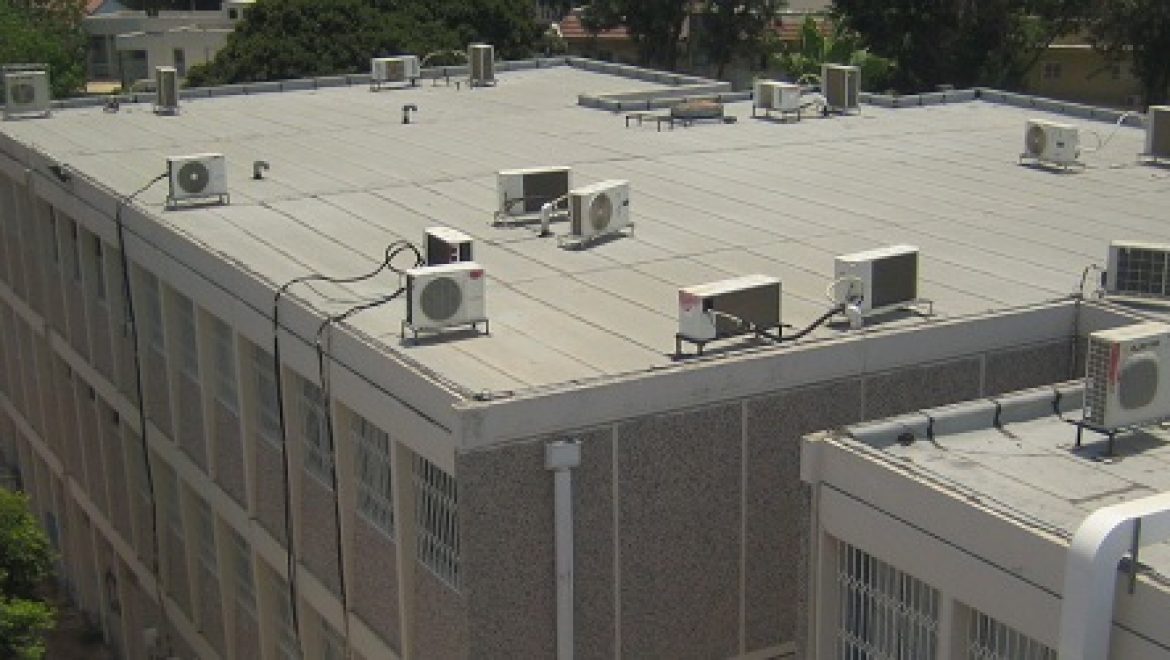 מכרז לרכישה והתקנה של מערכות סולאריות עסקיות על 15 גגות מבני ציבור ברמת השרון