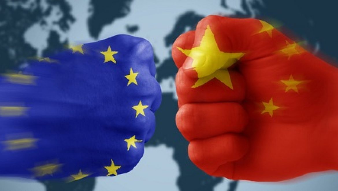 מאבק חדש: האיחוד האירופאי מטיל מכס על הזכוכית הסינית עבור פאנלים סולאריים