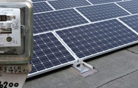 עוצרים את השעון: רשות החשמל מתכוונת להטיל מגבלות חדשות על מערכות סולאריות עסקיות