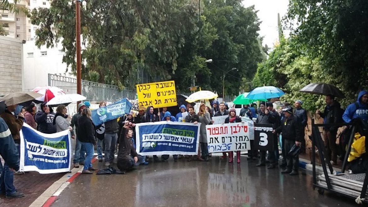 הפגנה מול ביתו של סילבן שלום: "הפקרת את הטיפול במשק הגז והאנרגיה"