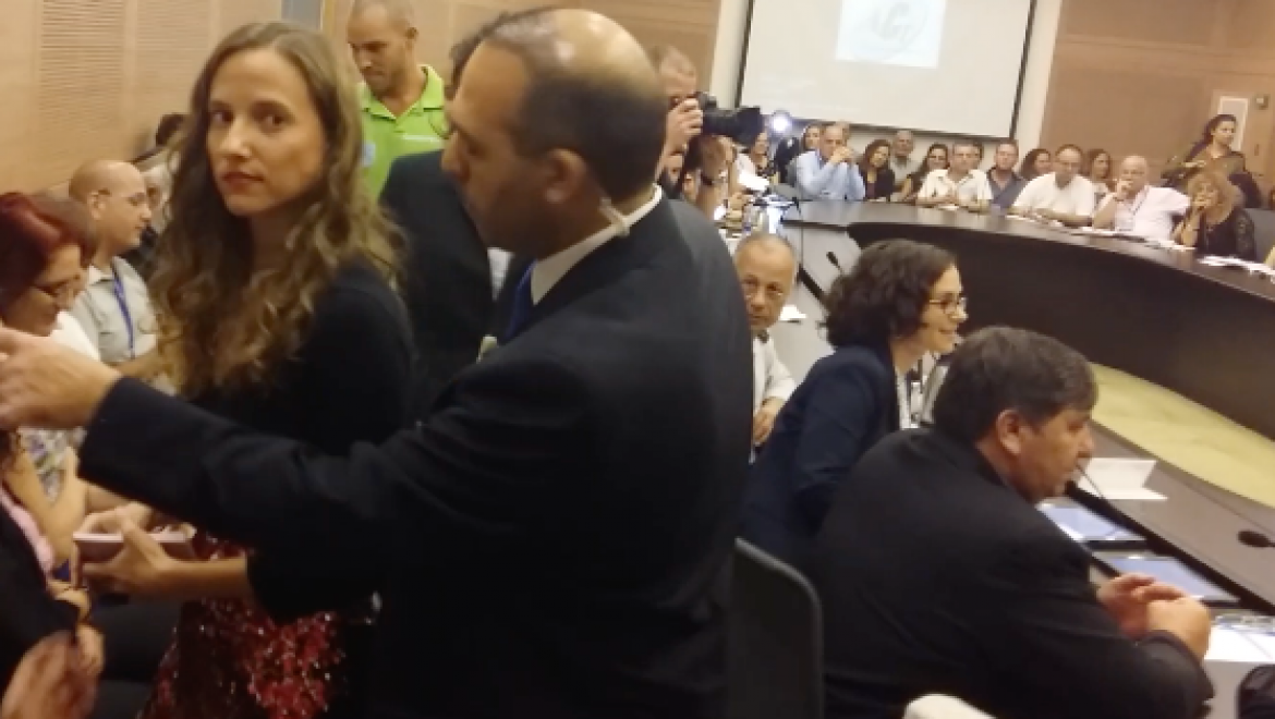 פעילי גרינפיס התפרצו לדיון בכנסת וצעקו על השר להגנת הסביבה