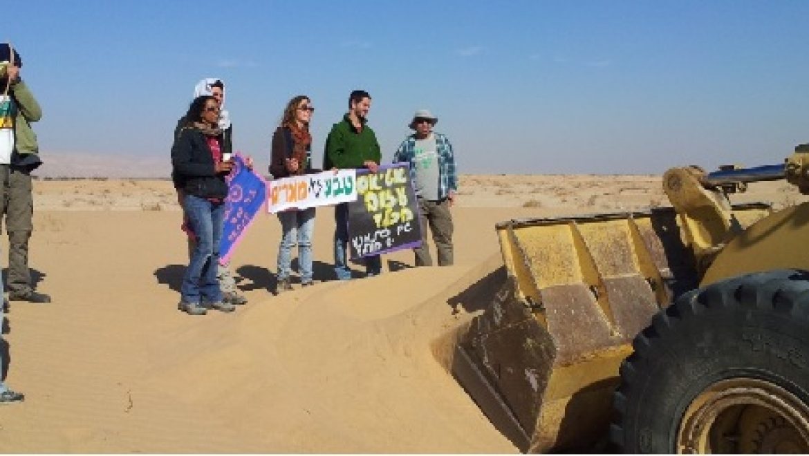 יום השני ברציפות: פעילי סביבה ותושבי הערבה עוצרים את העבודות לכריית החול בסמר בגופם