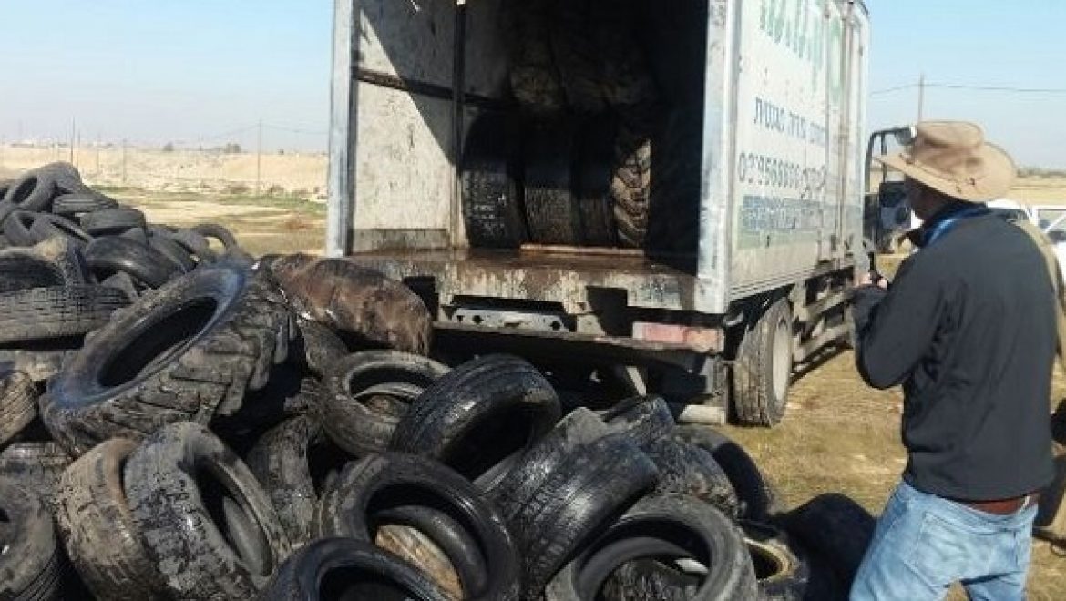 פתיחת חקירה נגד נהגי משאיות שהשליכו צמיגים משומשים בניגוד לחוק